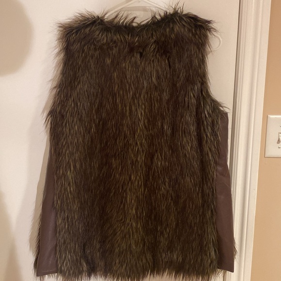 Faux fur vest with leather trim on the side - Picture 2 of 3